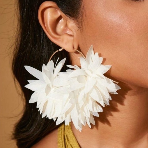 ✨NEW✨ Elegant White Floral Hoop Earrings - Picture 4 of 7